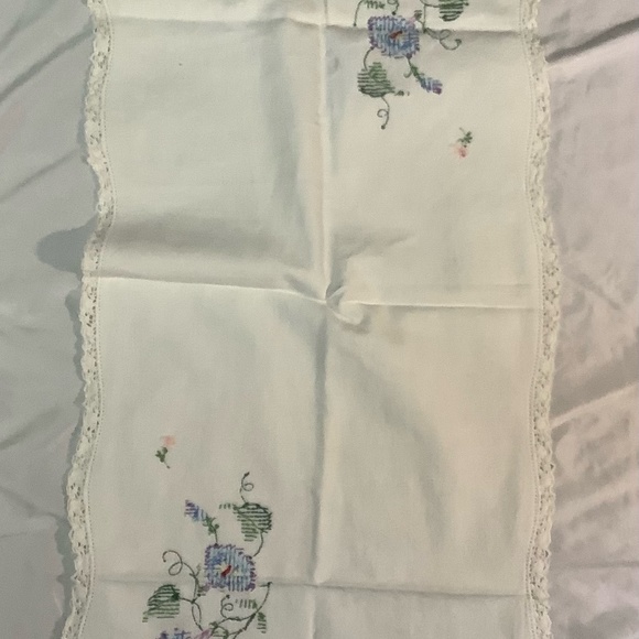 Vintage hand embroidered table top runner - Picture 3 of 3